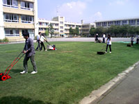 手押し式芝刈り機研修会（高砂小学校）