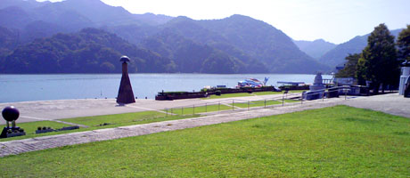 芝生保護材の敷設を実施した芝生の例（神奈川県立相模湖公園）